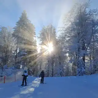 🏔️⛷️ Choć ferie powoli dobiegają końca, to sezon narciarski wciąż trwa! Stoki w Krynicy-Zdroju są nadal otwarte, a warun...